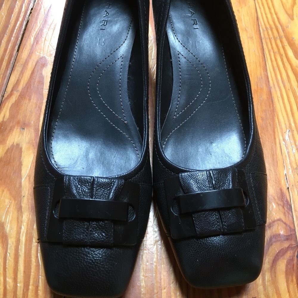 Classic Tahari Pumps! 😎
